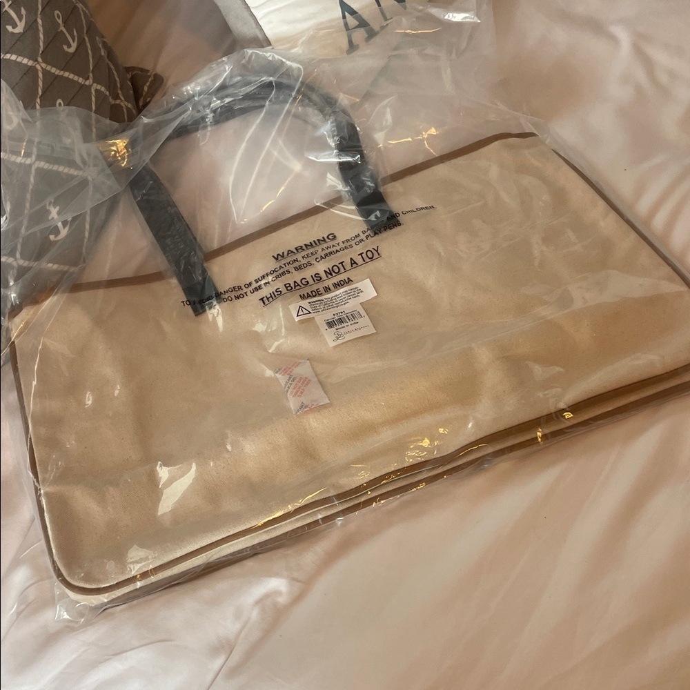Elegant Cream and Black Getaway Travel Bag - Picture 2 of 6